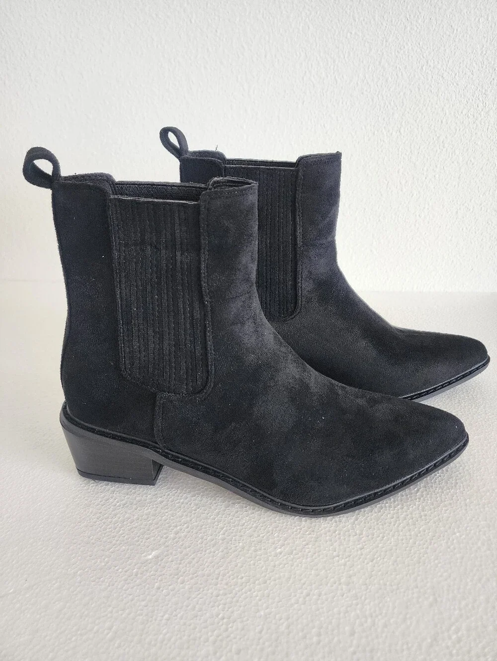 Chase + Chloe NIB Women's Black Western Block Suede Chelsea Ankle Boots. Size 9